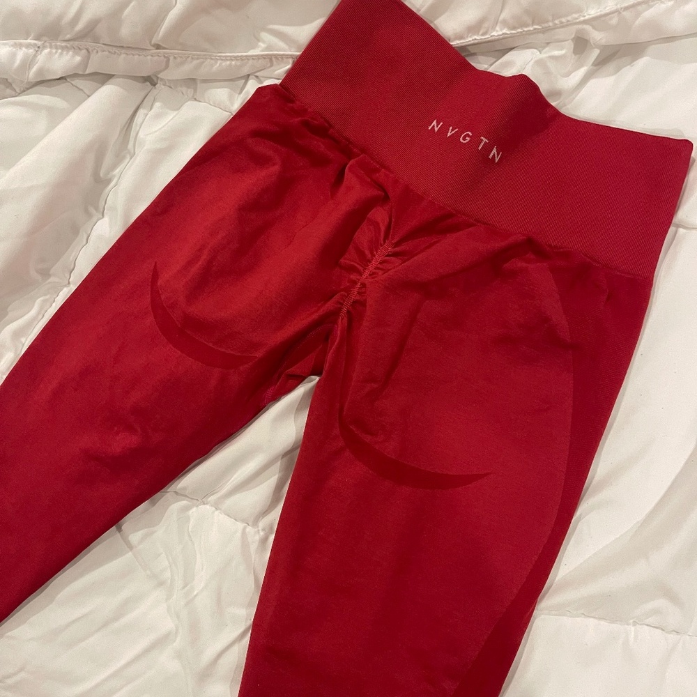 Nvgtn contour 2.0 winterberry leggings